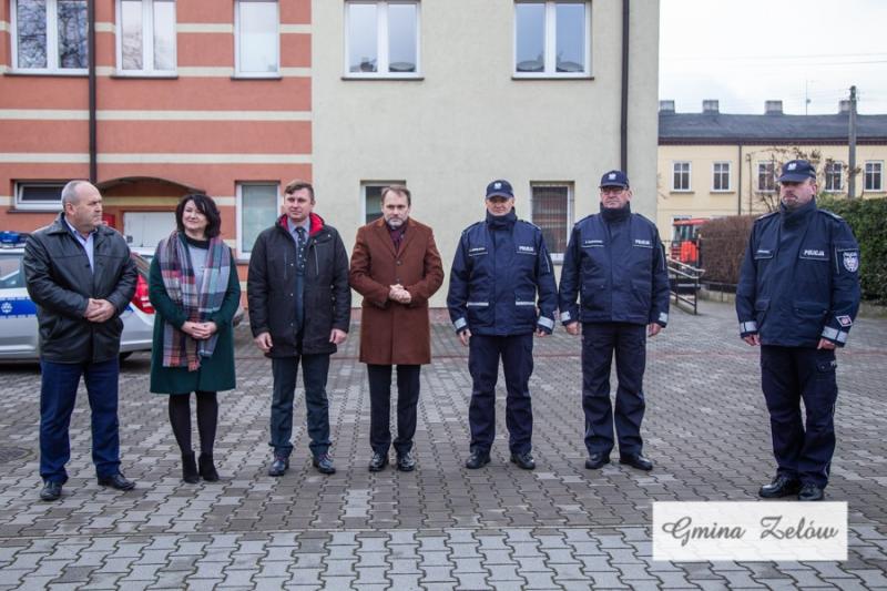 Zelowska policja z nowym samochodem