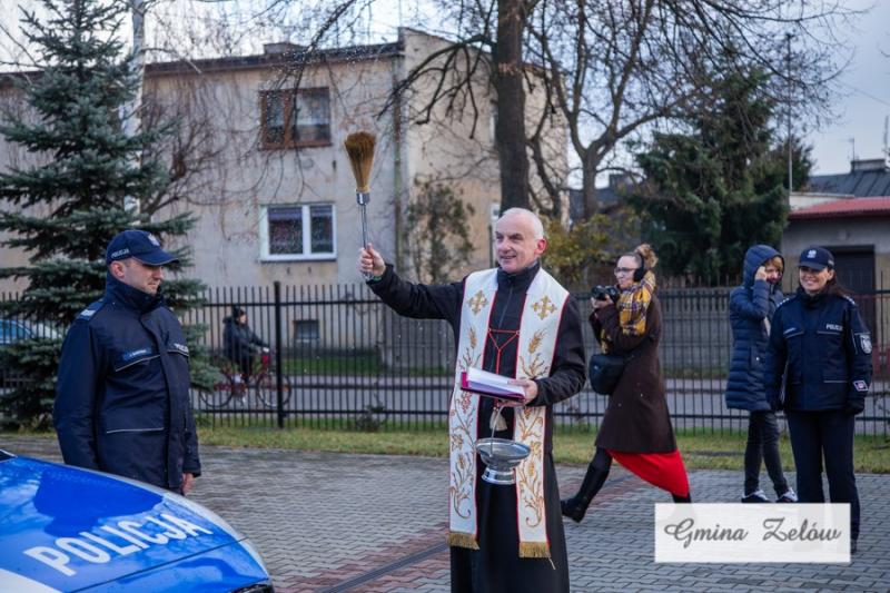 Zelowska policja z nowym samochodem