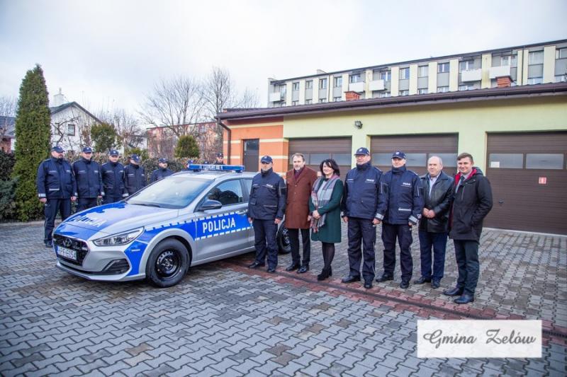 Zelowska policja z nowym samochodem