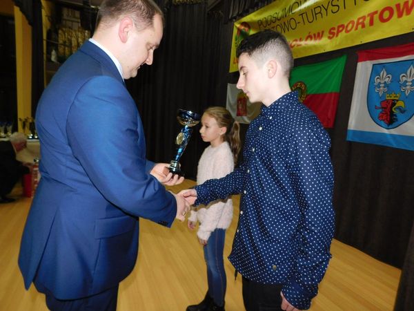 Podsumowano sportowe osiągnięcia 2018 roku „10 najlepszych sportowców”, „Odkrycie sportowe roku”, „Trener-wychowawca” i „Blok Integracyjny” – w takich kategoriach Miejsko-Gminny Ludowy Klub Sportowy w Zelowie podsumował mijający rok sportowy. Uroczysta gala wręczenia pucharów i nagród, połączona z powiatowym podsumowaniem, miała miejsce 13 grudnia w Domu Kultury w Zelowie.   Dzięki uzyskaniu znakomitych wyników w różnych dziedzinach sportowych, w gronie najlepszych sportowców Gminy Zelów w 2018 roku znaleźli się: 1. Gapik Paulina ( ULKS KUSY Łobudzice - tenis stołowy); 2. Martyniak Zuzanna ( ULKS KUSY Łobudzice - tenis stołowy); 3. Surowa Paulina (ZSP Zelów - lekkoatletyka, piłka nożna); 4. Skura Karina (ZSO Zelów - lekkoatletyka, piłka nożna i koszykowa); 5. Woźniak Anna ( ZSP Zelów - lekkoatletyka, piłka nożna, koszykowa, tenis stołowy); 6. Anglart Mateusz (ZSP Zelów – lekkoatletyka); 7. Dymiński Nikodem (Szkoła Podstawowa nr 2 w Zelowie – lekkoatletyka); 7. Malinowski Dawid (Szkoła Podstawowa w Wygiełzowie – lekkoatletyka); 8. Trębacz Sylwia ( LZS Kurów – warcaby);  8. Ciura Tadeusz ( LZS Łobudzice – szachy); 9. Wasiak Emilia (ZSO Zelów – lekkoatletyka); 9. Lodczyk Wiktor ( Szkoła Podstawowa nr 4 w Zelowie – lekkoatletyka); 10. Szmigielski Mateusz (ZSO Zelów – lekkoatletyka).  W kategorii „ODKRYCIE SPORTOWE roku 2018” wyróżniono: Bednarka Bartłomieja (Szkoła Podstawowa nr 2 w Zelowie – lekkoatletyka) i Morek Sylwię (Szkoła Podstawowa nr 4 w Zelowie – lekkoatletyka). Reprezentanci „BLOKU INTEGRACYJNEGO”: Nowak Kamil (SPON Zelów); Sadziński Miłosz (ZSP Zelów). Tak przedstawia się grono TRENERÓW-WYCHOWAWCÓW: Dziurdzia Anna (ZSO Zelów), Głowiński Damian (ULKS "KUSY" Łobudzice), Gudzio Andrzej (ZSP Zelów), Kryza Mariusz (ZSO Zelów), Pawełoszek Jacek (Szkoła Podstawowa nr 2 w Zelowie), Semaszczuk Elżbieta (Szkoła Podstawowa w Wygiełzowie) i Wędzik Anna (Szkoła Podstawowa nr 4 w Zelowie). Rok sportowy 2018 podsumowano tez na szczeblu powiatowym i wojewódzkim.  W rywalizacji gmin prym wiedzie Gmina Zelów. Za nami Kleszczów, Bełchatów, Drużbice, Szczerców, Rusiec i Kluki.   W mijającym roku Zrzeszenie LZS w Zelowie zorganizowało sześciokrotnie zawody sportowe, w którym wystartowało 896 uczestników. Sztandarowym wydarzeniem są Otwarte Mistrzostwa Zelowa w Szachach, w których udział biorą najlepsze szachistki oraz szachiści z całej Polski oraz zagranicy.  W zawodach szczebla powiatowego startowało w tym roku 406 zawodników z terenu naszej gminy, w wyniku których uzyskano 14 pierwszych miejsc, 15 drugich, 11 trzecich.  Na wojewódzkie zawody LZS w Zelowie zgłosił 1164 naszych zawodników, którzy uzyskali również bardzo wysokie noty zdobywając I miejsc - 46, II miejsc - 51, III miejsc – 42. W ogólnopolskich zawodach udział wzięło 74 zawodniczek i zawodników osiągając niebagatelne wyniki (I miejsc - 2, II miejsc - 4, III miejsc – 4). 15 grudnia br. w siedzibie Rady Wojewódzkiej Zrzeszenia LZS w Łodzi odbyło się Wojewódzkie Podsumowanie Sportowe za 2018 rok. W wyniku całorocznej rywalizacji sportowej Gmina Zelów i powiat bełchatowski uplasowali się bardzo wysoko. W klasyfikacji najlepszych rad gmin województwa łódzkiego zwyciężyła Rada Miejsko-Gminna Zrzeszenia LZS w Zelowie. W kategorii klubowej w sporcie masowym zwyciężył Miejsko-Gminny Ludowy Klub Sportowy w Zelowie. W kategorii szkół podstawowych na V miejscu uplasowała się Szkoła Podstawowa nr 1 w Zelowie, a na VIII - Szkoła Podstawowej nr 2 w Zelowie. W kategorii szkół ponadgimnazjalnych II miejsce przypadło Zespołowi Szkół Ponadgimnazjalnych w Zelowie. Gratulujemy zarówno organizatorom zawodów jak i naszym wspaniałym sportowcom i ich wychowawcom. Życzymy dalszych sukcesów w życiu prywatnym i sportowym. 